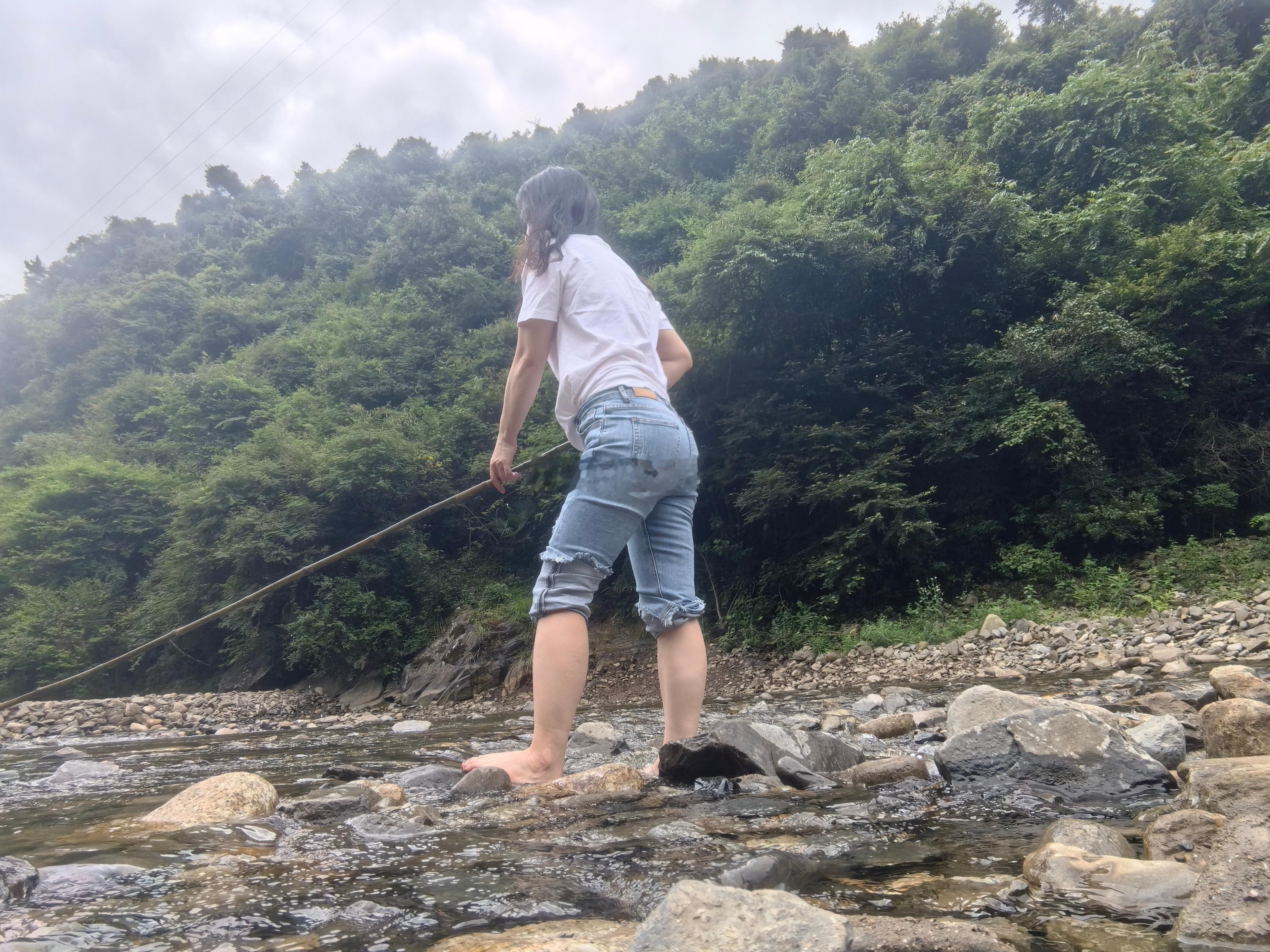 溪水很清 