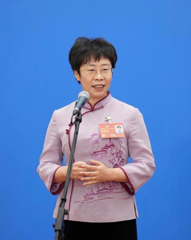 50岁北大才女蒙曼，终究没逃过老父亲临终的含泪催婚！老人拼尽最后力气哀求：干得再