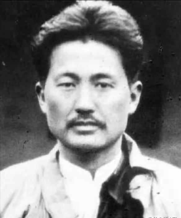 [月亮]1935年，方志敏被俘，在狱中，他用米汤给鲁迅写信，想让鲁迅救他，鲁迅却