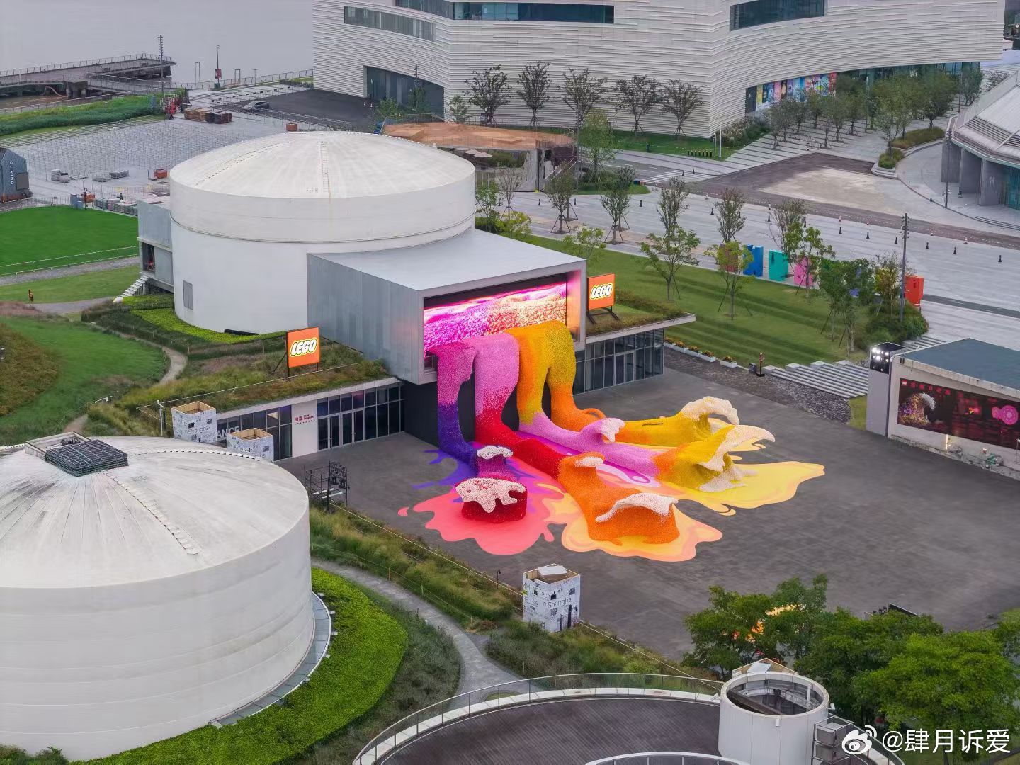 乐高开花展王一博邀请你验收38万朵花 厌倦了人挤人的景区，国庆打算去上海油罐看乐