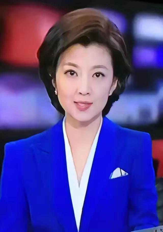 这位播音主持比李修平还好看，这就是国家的脸面，国泰民安脸，优雅端庄，美丽大方，眼