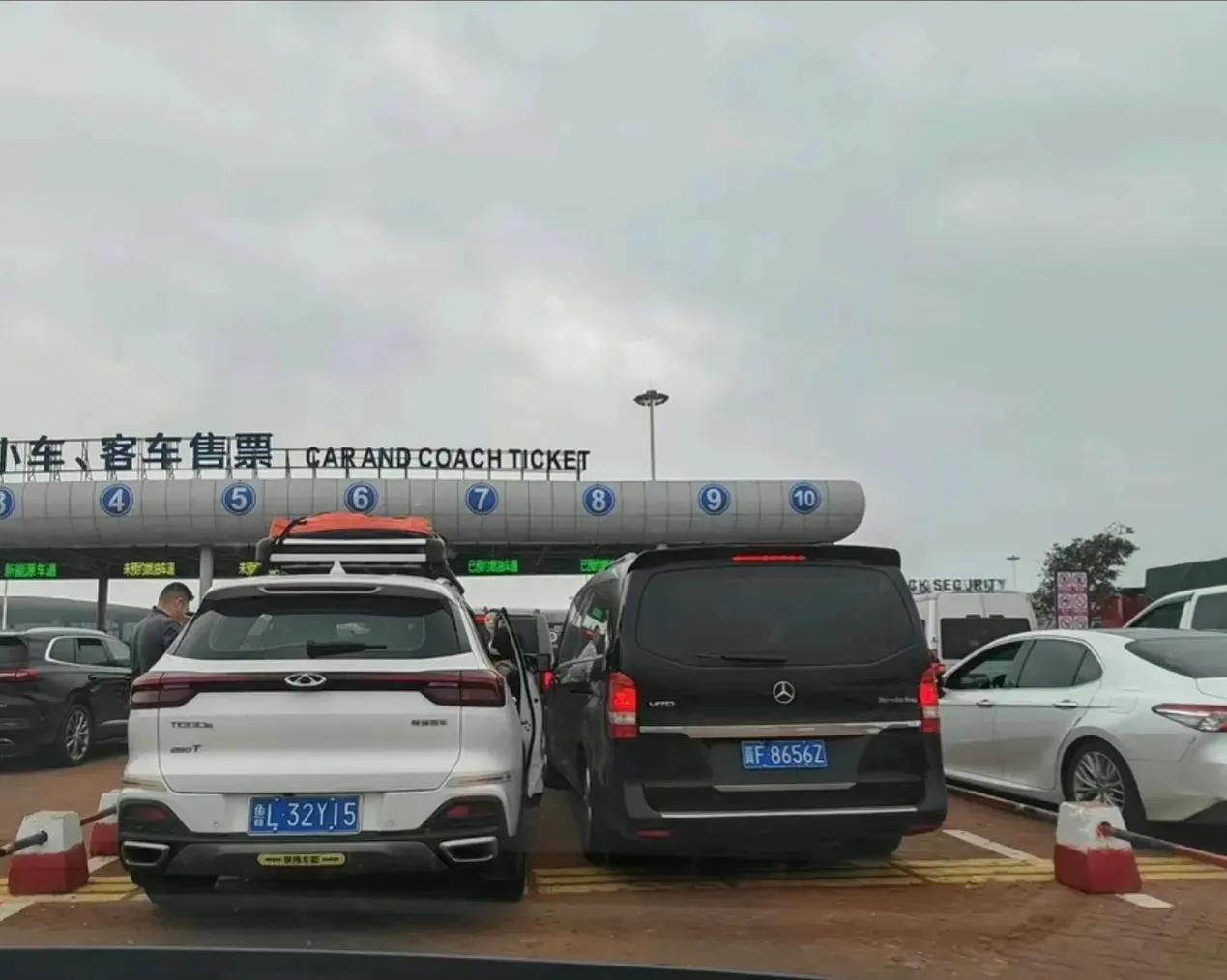 加塞砸车事件让奇瑞汽车年前火了一把！
这波免费的广告让奇瑞捂着嘴偷着乐吧！
那位
