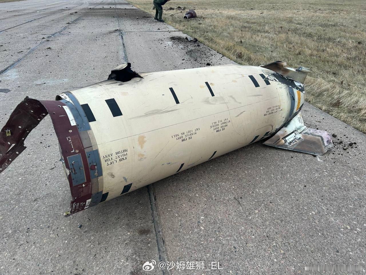 俄罗斯方面展示了乌克兰军队用于攻击库尔斯克州的美国ATACMS弹道导弹碎片。 