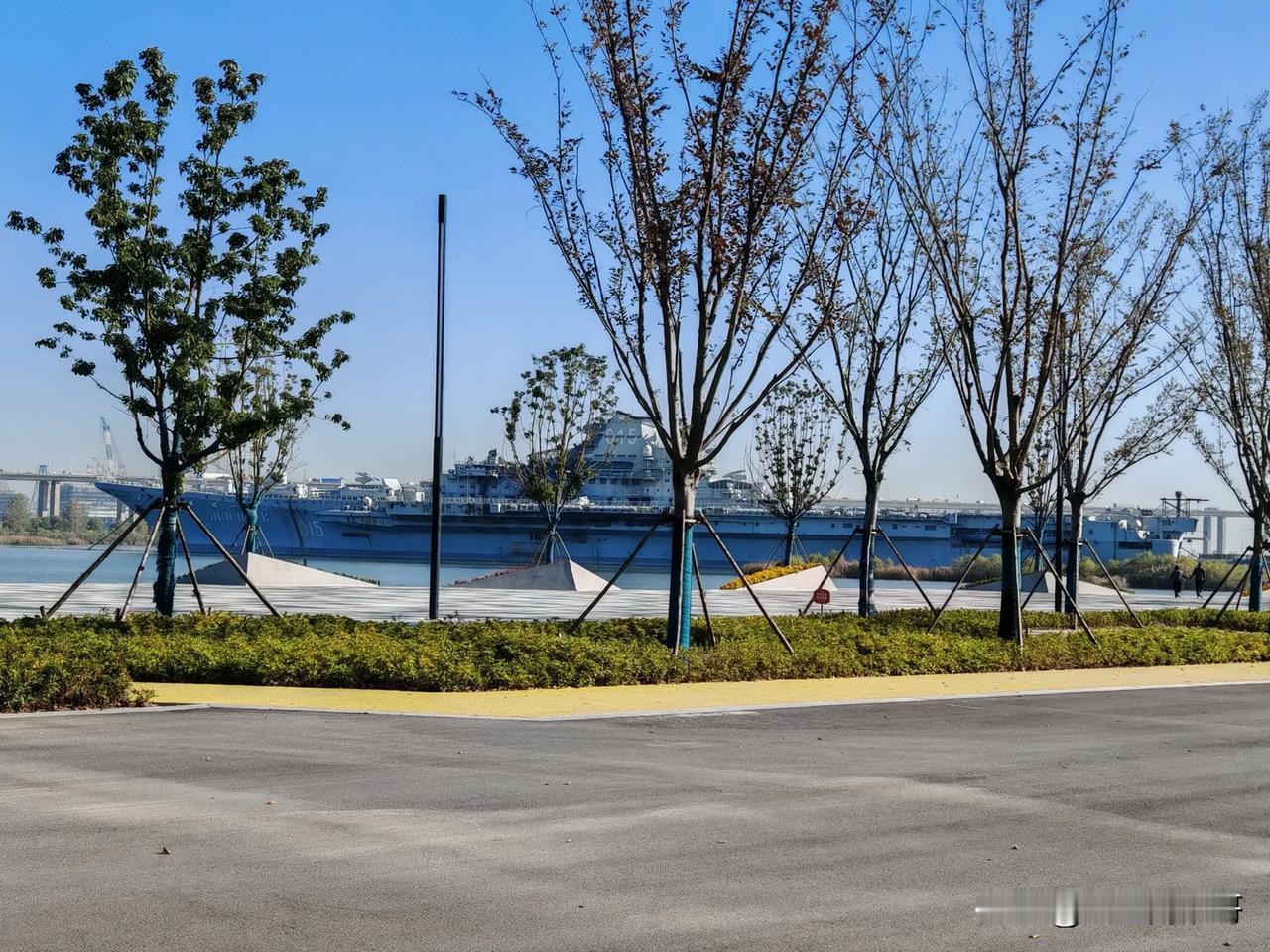 这艘前苏联退役的航母静静地停在这里不知道多少年了，近距离看并不大，飞行甲板也不长