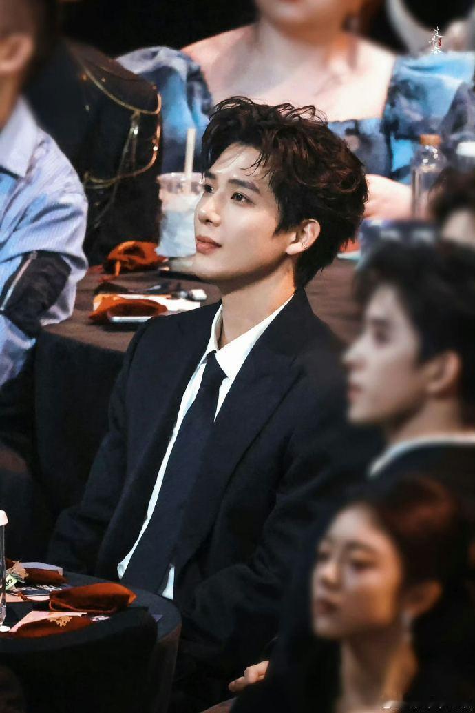 王安宇领奖这段路走得好意气风发 十秒惊艳步履，六年深耕沉淀，身姿挺拔踏星光，年度