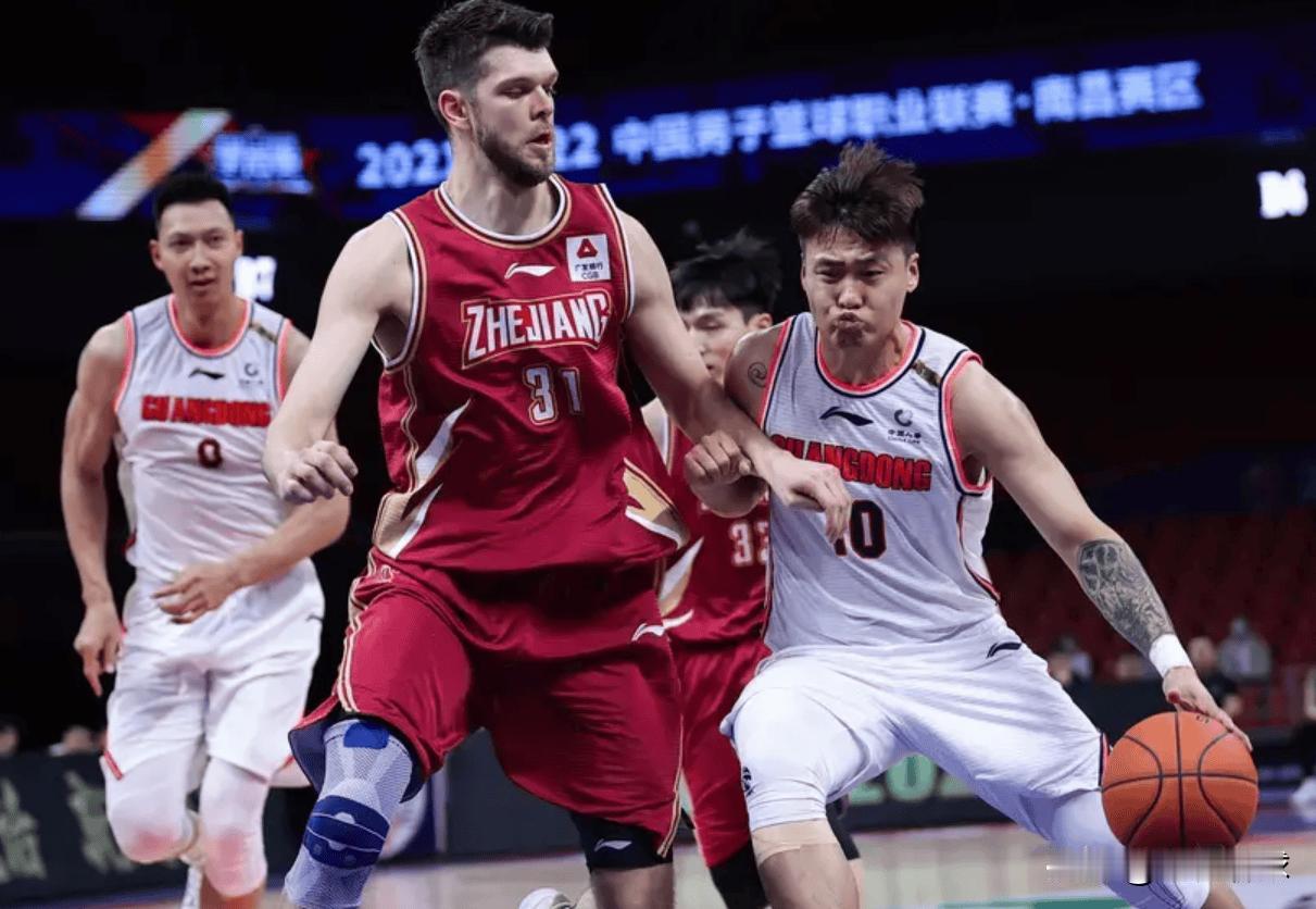 广东新援拉科塞维奇即将归队，广东为本赛季最后一搏



广东男篮这赛季引援不少，