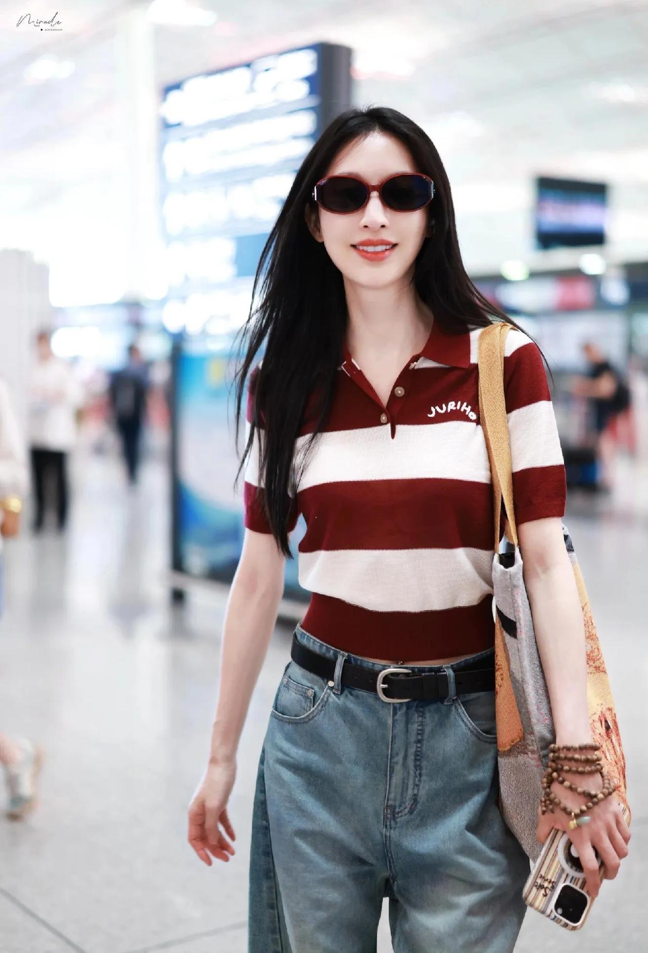 张俪 这身穿搭也太会了！❤️
红白条纹polo衫+弯刀牛仔裤，复古又时髦。
短款