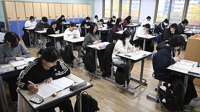 韩国托业考场惊现高科技作弊。两名考生戴上AI智能眼镜，摄像头扫描试卷，AI实时解
