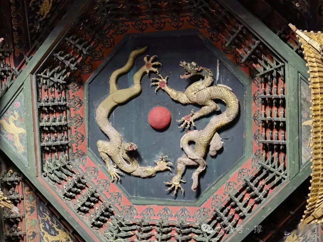 二龙戏珠三阳开泰。
好像主流说法这个珠是月亮化身。
但是看到这个图，我突然觉得这