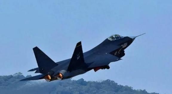 “美国就算停下来，不发展让中国追，二十年内中国也不会超过美国”。歼-35A在珠海