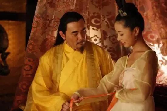 皇帝死后，妃子被赶走，回家路上嫁给乞丐，20年后，乞丐又成皇帝

这种情况看着传
