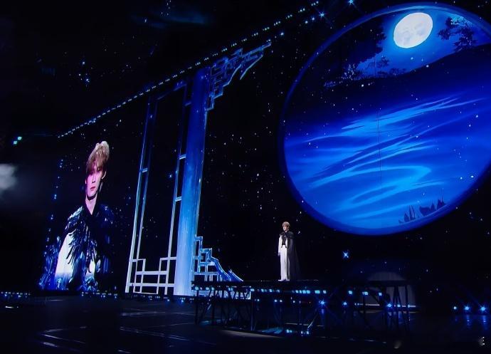 他的《用情》简直像是有魔力，总能让人不由自主地陷入情感的漩涡。 