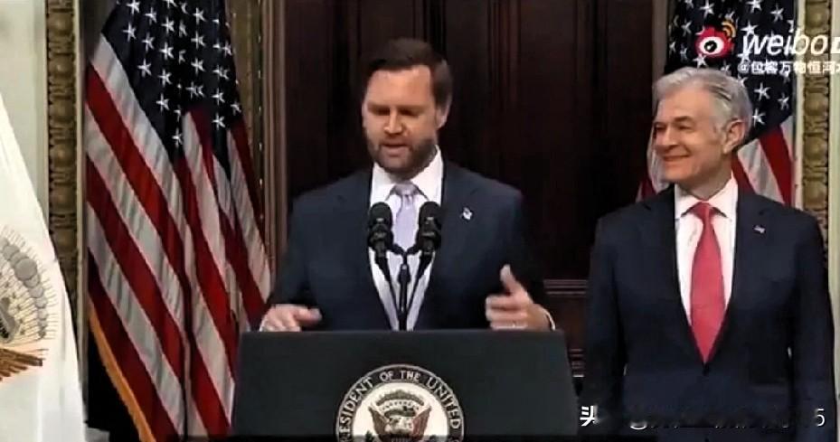 刚刷到万斯的一段采访，心里还真动了一下。

他说特朗普去东方大国了，自己却因为特