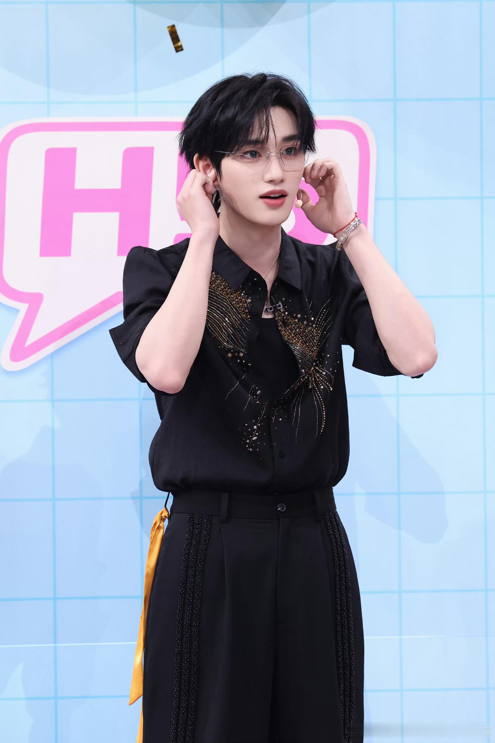  丁程鑫一句“宝贝，只能抱一下吗，可我想亲一下”，语气里的撩拨藏都藏不住。丁程鑫