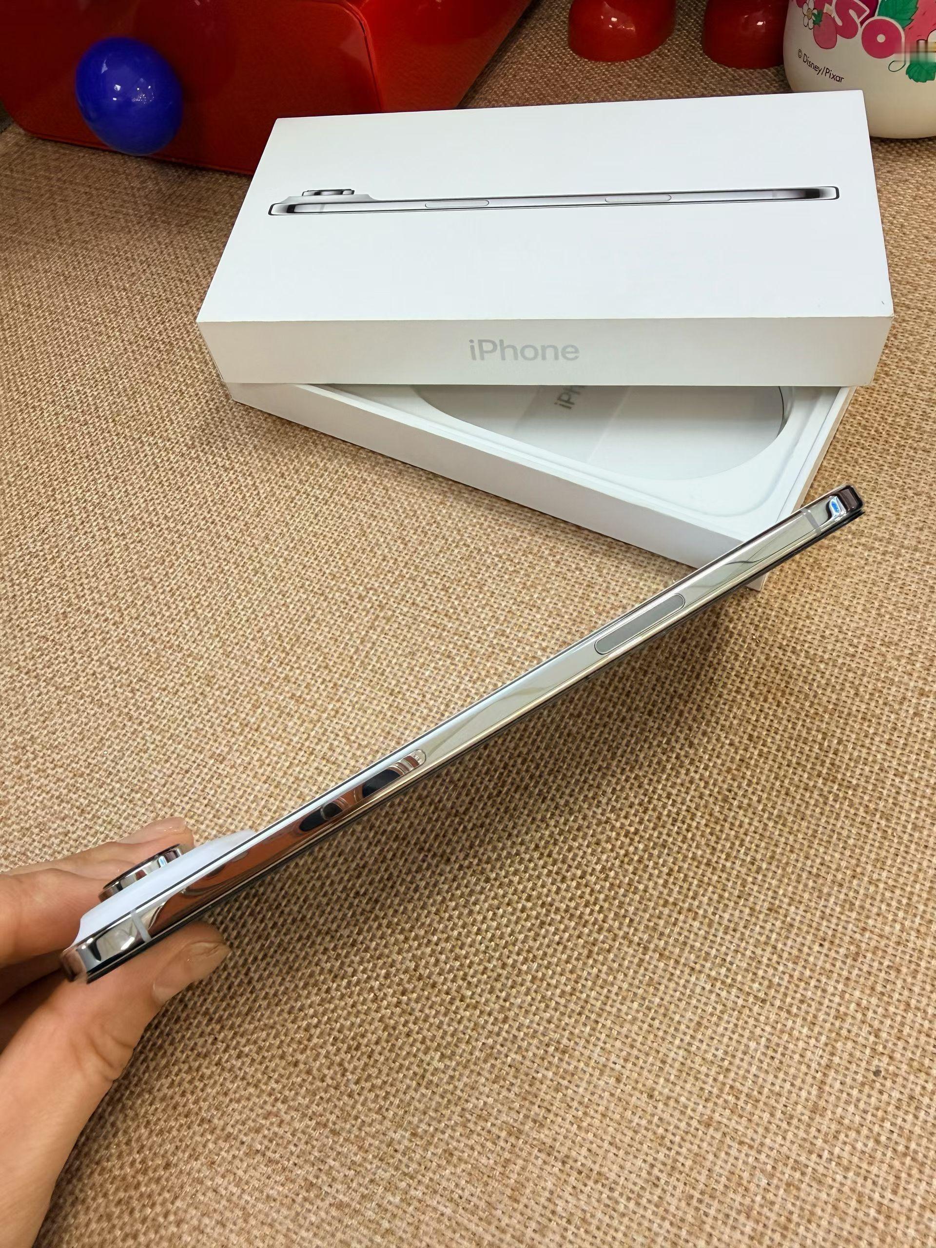 精品二手机苹果17Air 256G白充电2次，保修期27-6-27，准新机🇨?