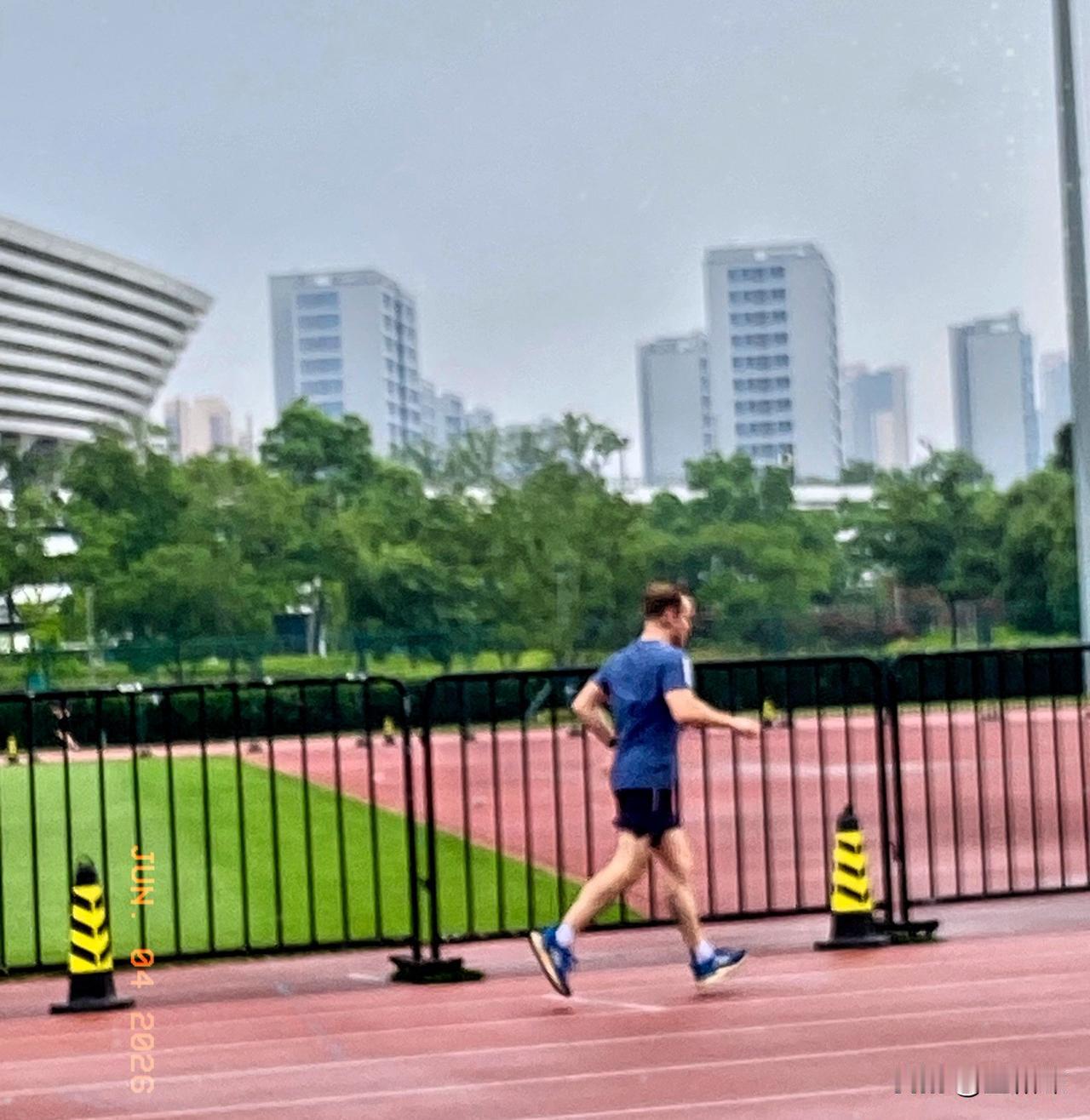 晨跑时，偶尔碰见老外在奥体变速跑。