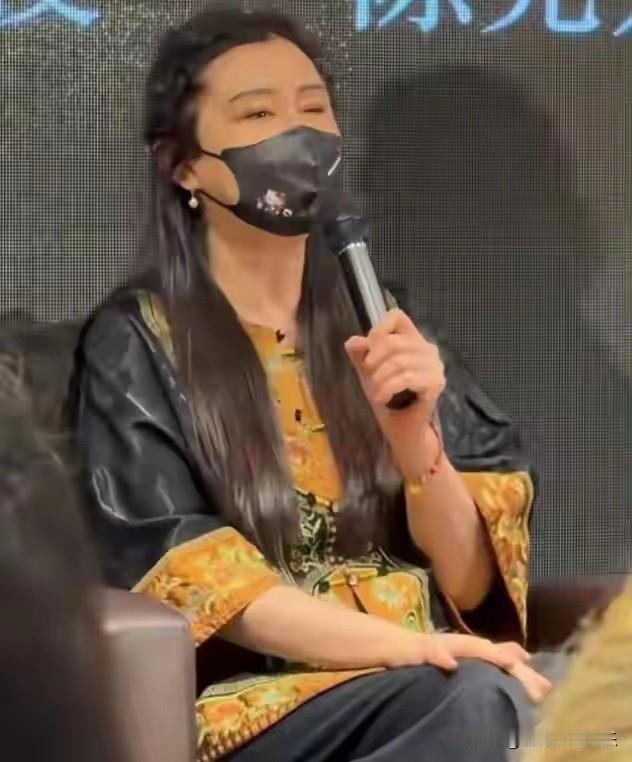 59岁王祖贤近照已经面瘫了，一只眼睛睁不开，她有严重的容貌焦虑，人越是在乎什么就