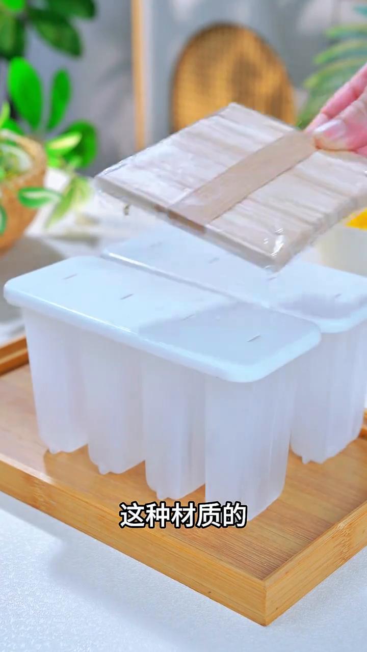 黄瓜雪糕。
天气越来越热了，孩子想吃雪糕，千万别再给他买超长保质期的了，我教你自