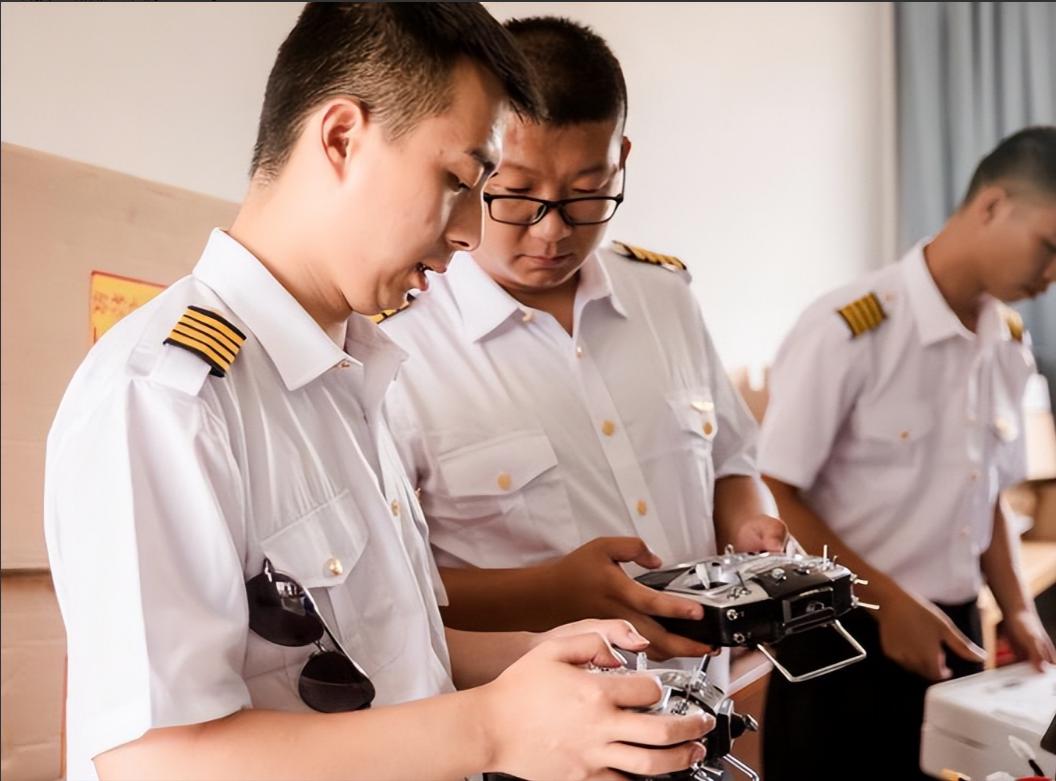 全世界都被中国惊到了，外媒爆料，中国正在疯狂扩产歼-20、歼-35两款五代隐身战