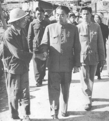1961年10月8日，周恩来在三门峡水库工地上视察时会见工人代表