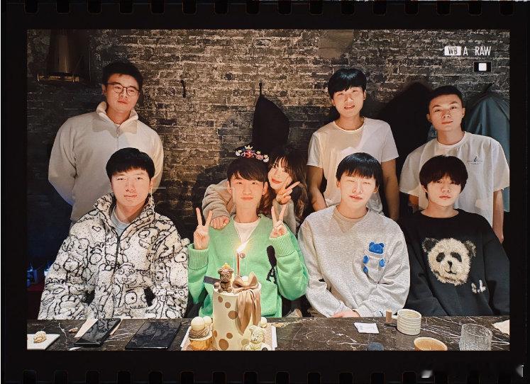 #doinb1230生日快乐# ​今天是doinb的生日,一人给大b哥送句祝福吧