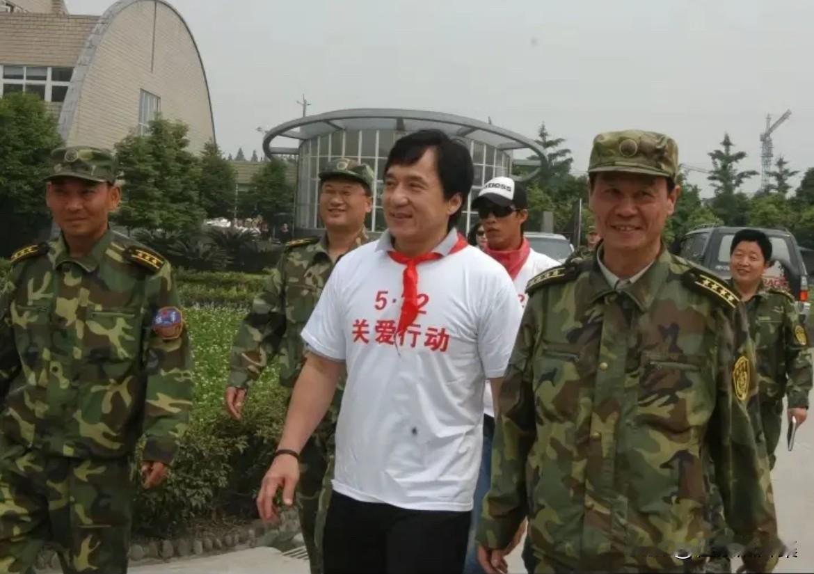 2008年5月16日，成龙从北京飞抵成都，成为汶川地震后首位到灾区一线慰问的知名