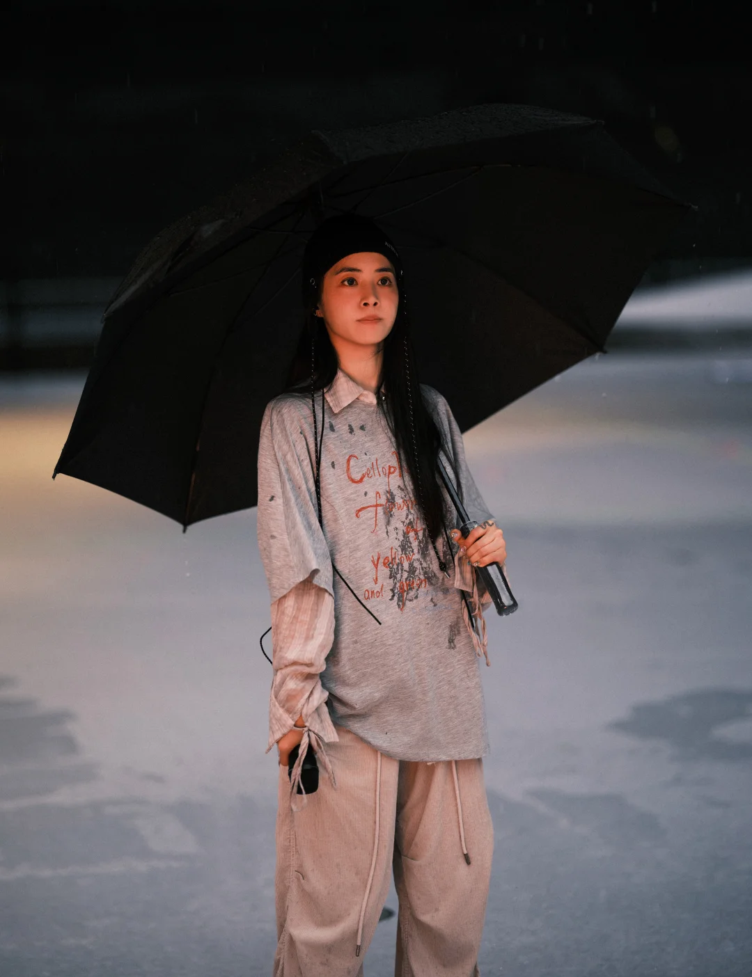 雨中彩排的妈咪，希望今晚依然能感谢老天爷