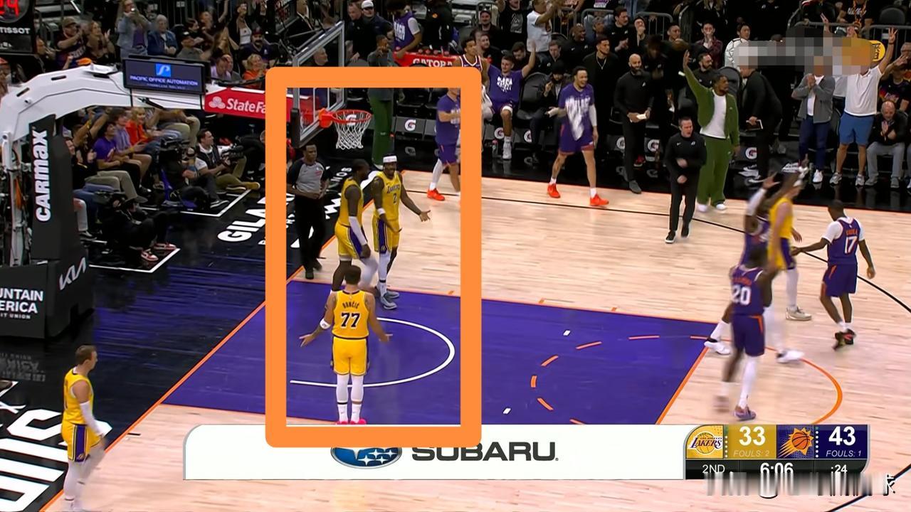 湖人悍将范德比尔特真是胆大包天，他竟然敢对着东契奇摊手！在今天湖人客场挑战太阳的