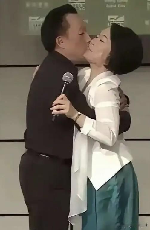 哈哈，79岁的易中天不愧是学贯中西的大学者，与女主持人行贴面礼，让人看了有点辣眼