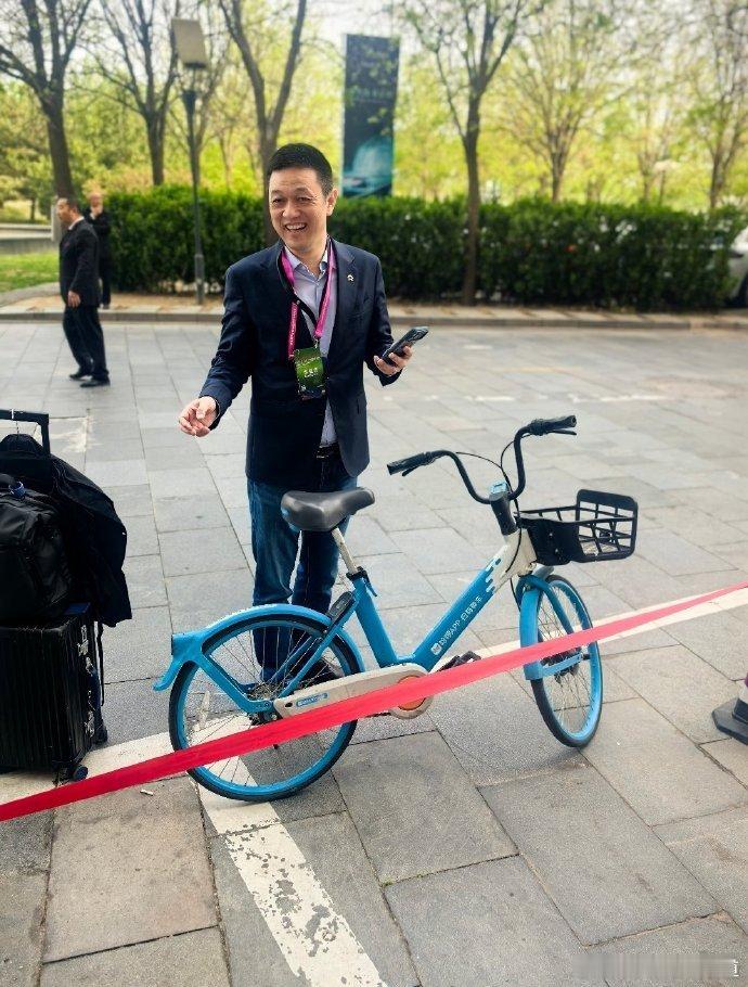 2026北京车展蔚来李斌骑共享单车来北京车展 主打一手环保原来汽车总裁都是e人 