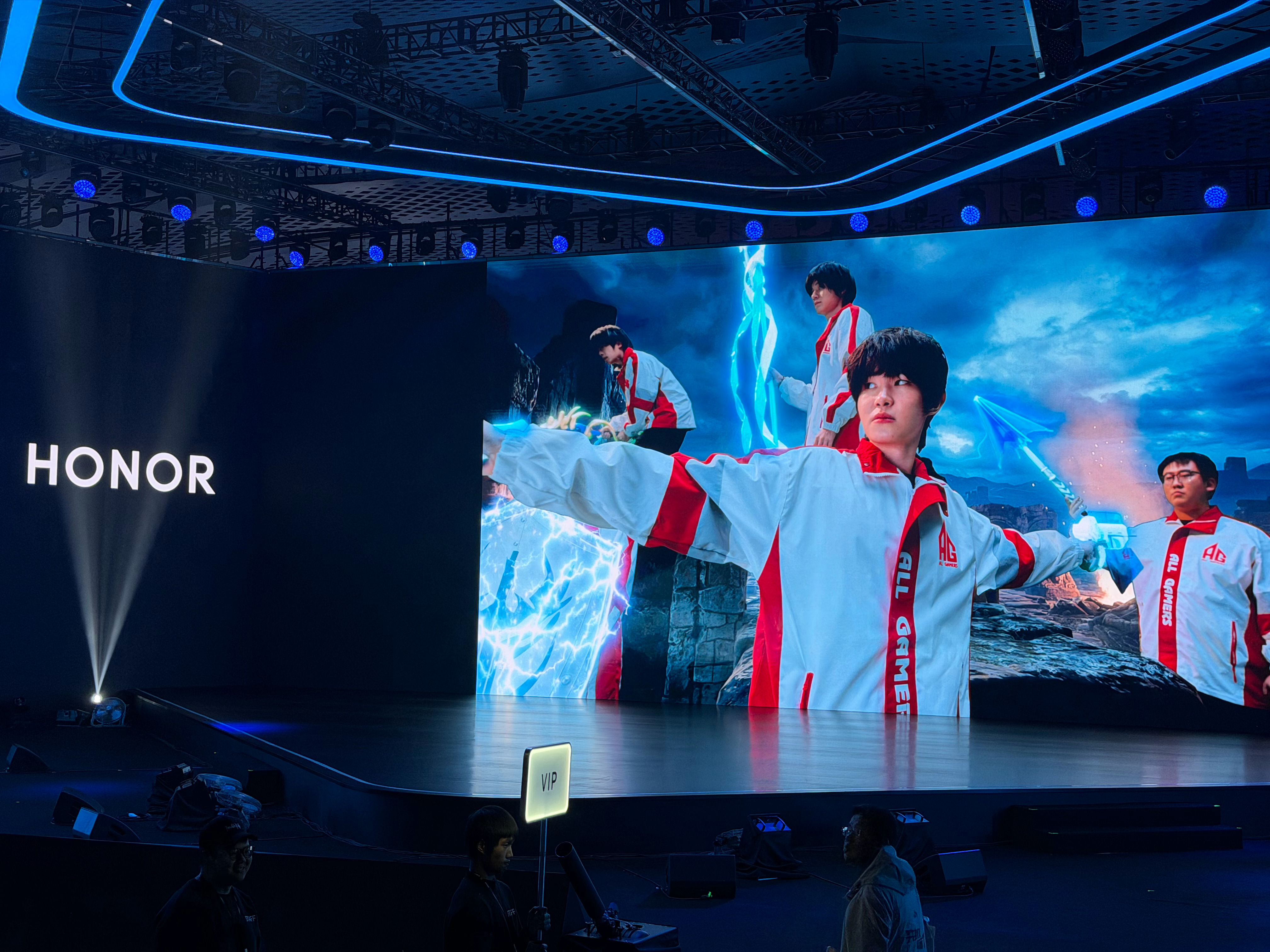 本来以为今天在荣耀Win系列新品发布会上可以看到成都AG超玩会一诺，结果发现他们