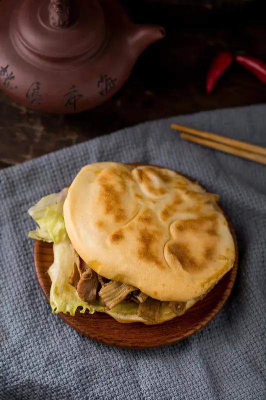 曾经早餐界的宠儿肉夹馍，吃的人越来越少。它起源于西北，历史能追溯到秦汉。传统肉夹