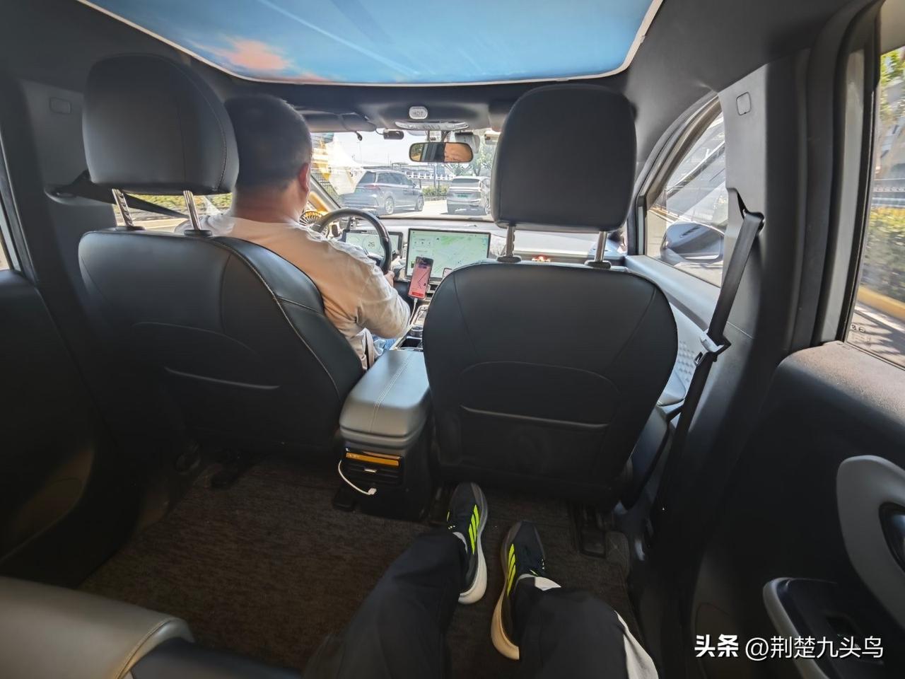 打到一辆车长4.5米的网约车，这后排空间，行政级迈巴赫得感觉，我感觉脚下都可以睡