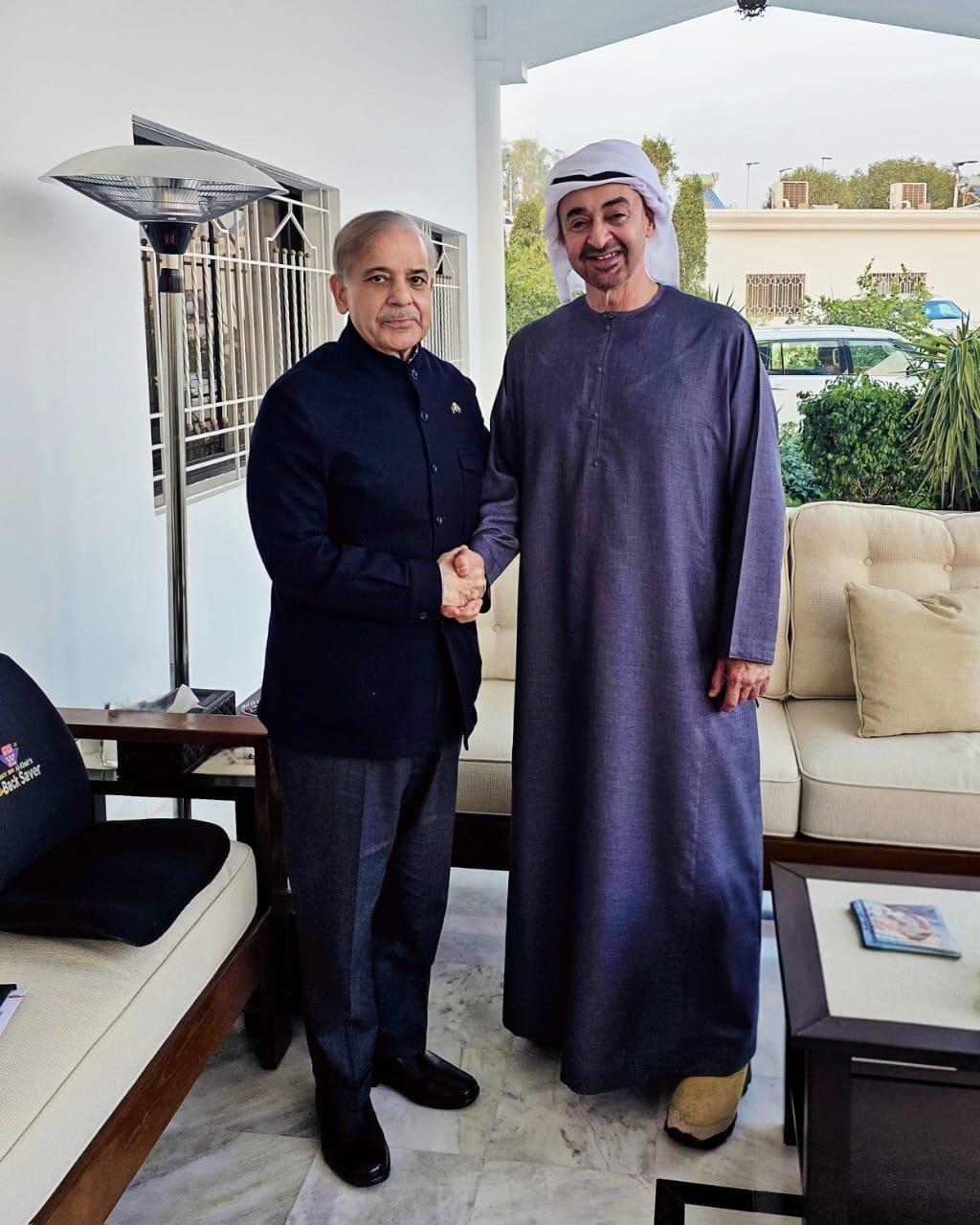 新闻快讯——巴基斯坦总理夏巴兹在拉希姆亚尔汗会晤阿联酋总统穆罕默德·本·扎耶德。