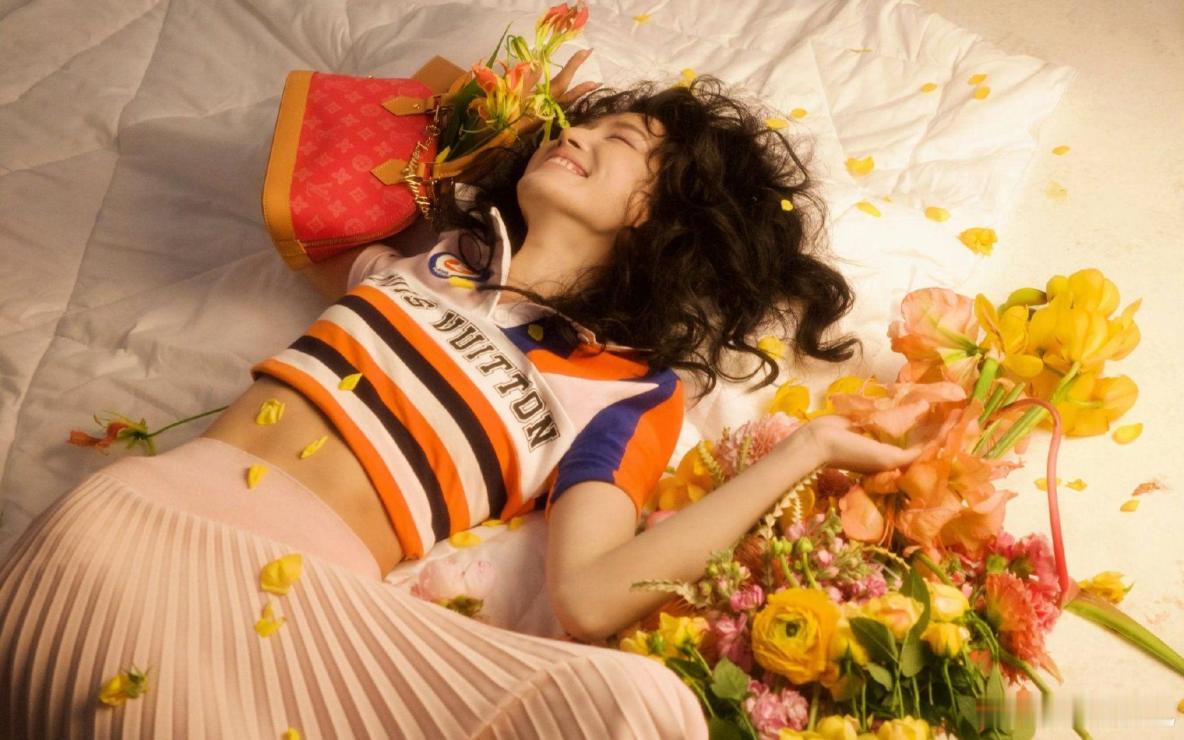 卢昱晓腹肌马甲线   不是刻意的炫技，而是日复一日积累的成果。清晰的马甲线和腹肌