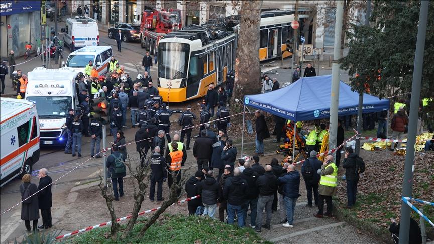 周五，在米兰中央维托里尼大街，高速行驶的电车突然失控撞上了建筑物。

事故导致4