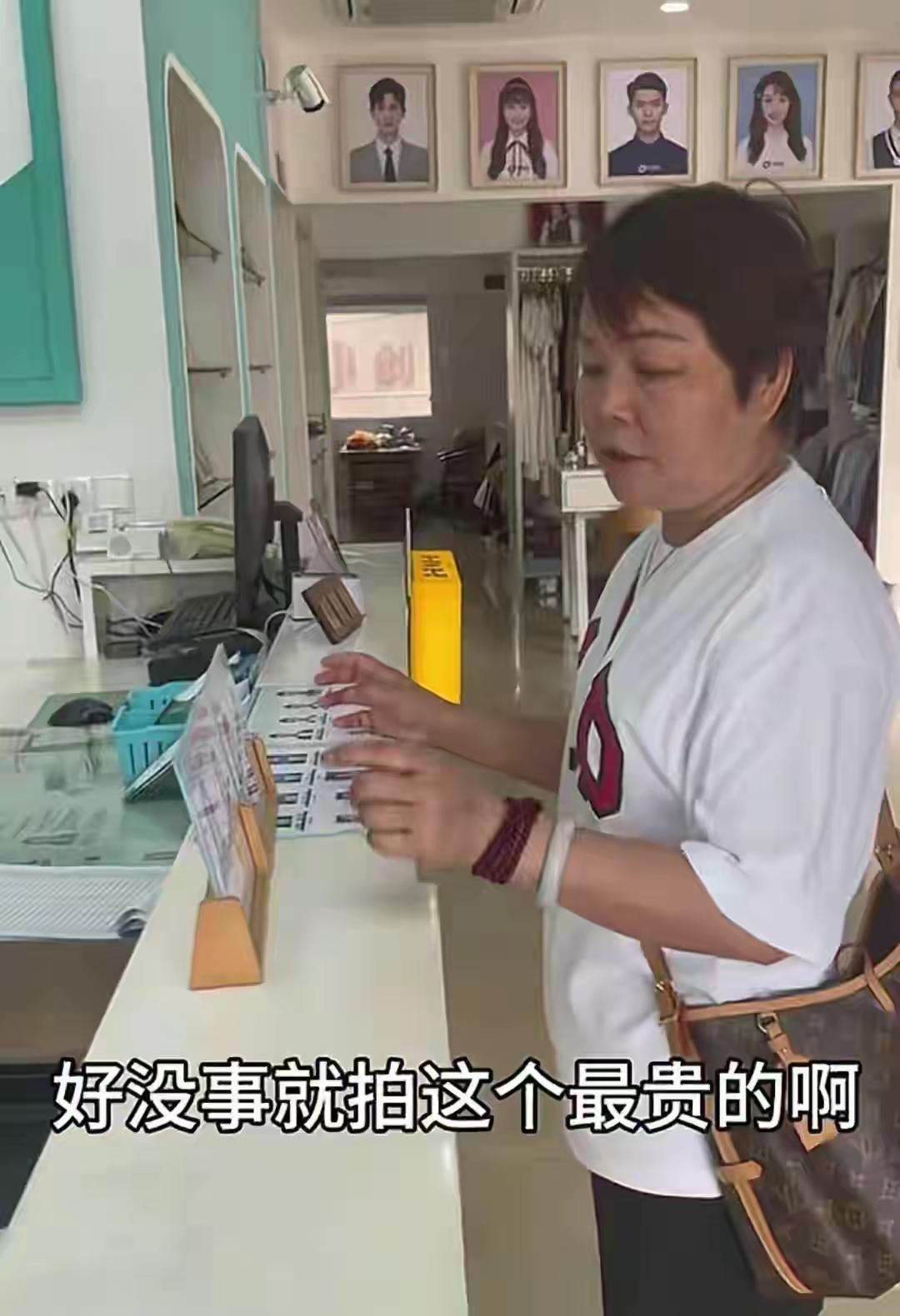 叶锐聪太给力了，认祖归宗后干了一件大事，五口全家福照片也来了
叶锐聪妈妈更新视频