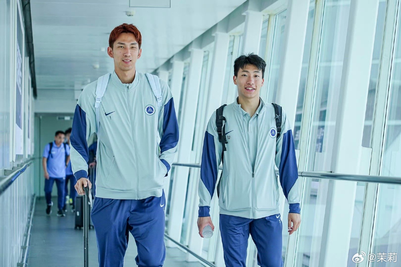 深圳新鹏城 深圳新鹏城兵发青岛。备战21日与西海岸的比赛。本场比赛是陈涛与郑智的