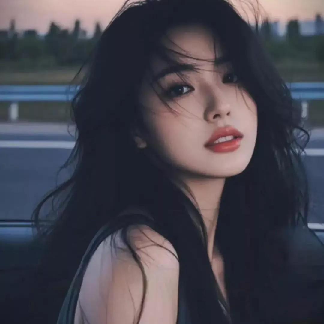 夜晚车窗外，红唇美人侧颜，风中飘逸。