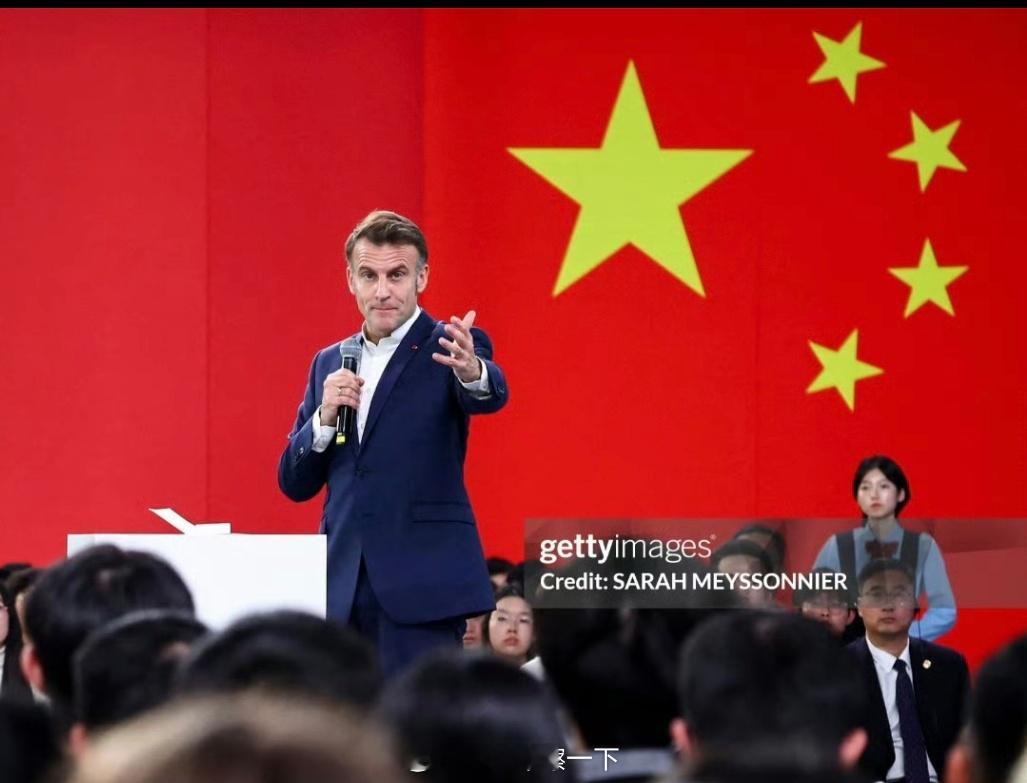 法新社 马克龙这张图真不错，老马的心是红的