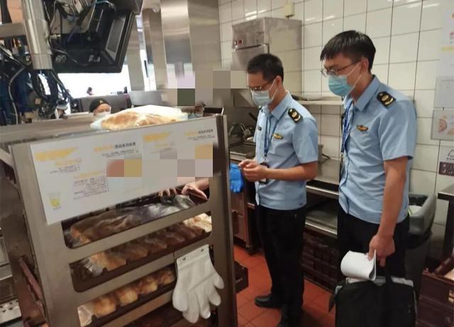 好利来又出事了！店员把掉地上的面包捡起来接着卖，这已经是第几次被曝食品安全问题了