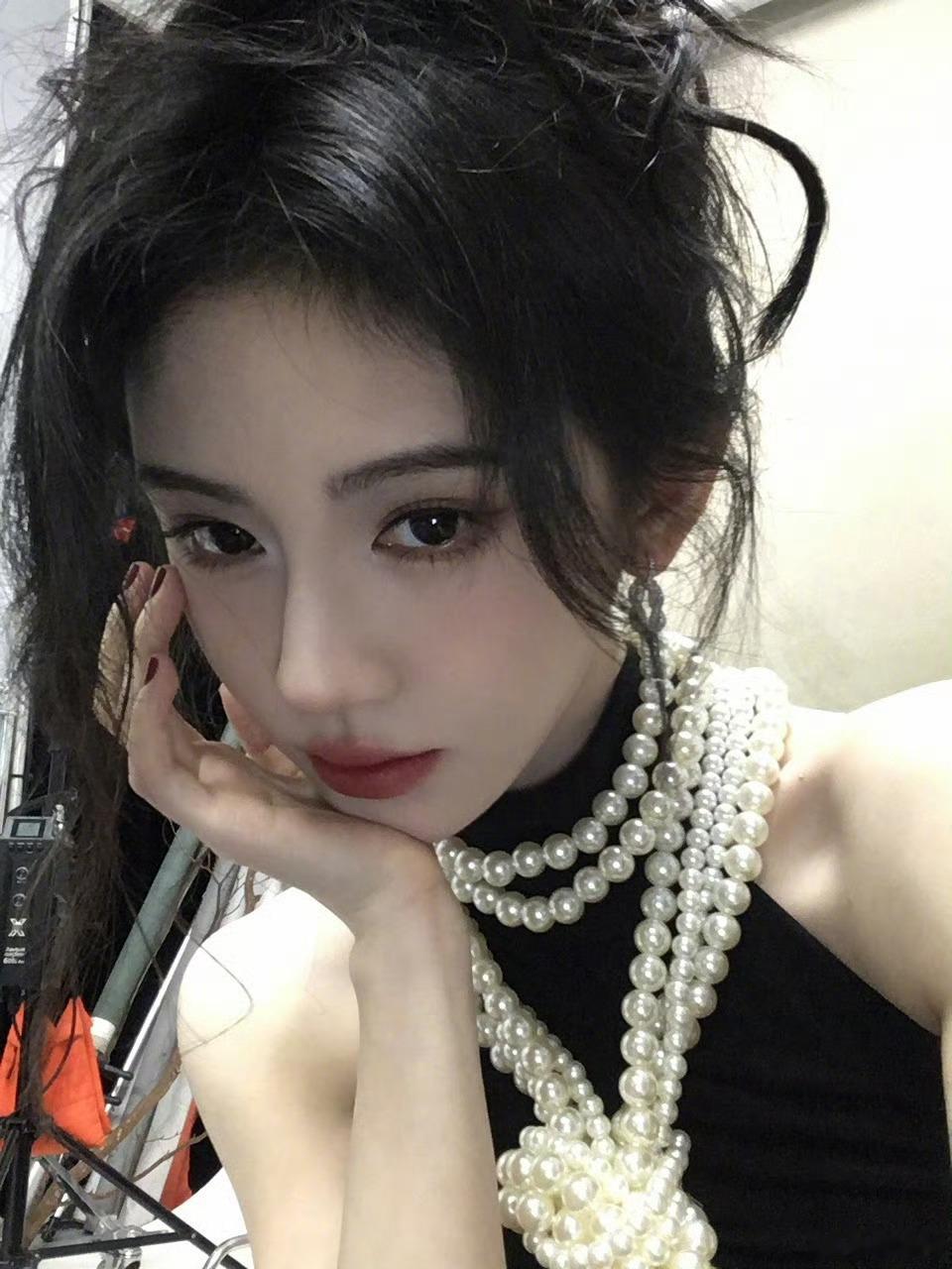 鞠婧祎自拍被叫作飞机吸睛脸不是没有原因的