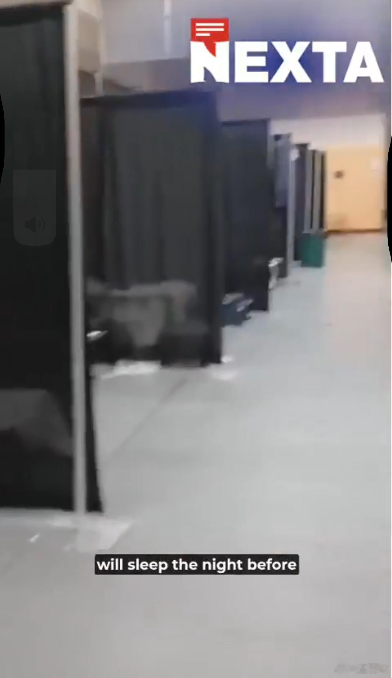 🧺 到达阿拉斯加的俄方宣传人员被安置在一座体育场里。“条件极其简陋。”    