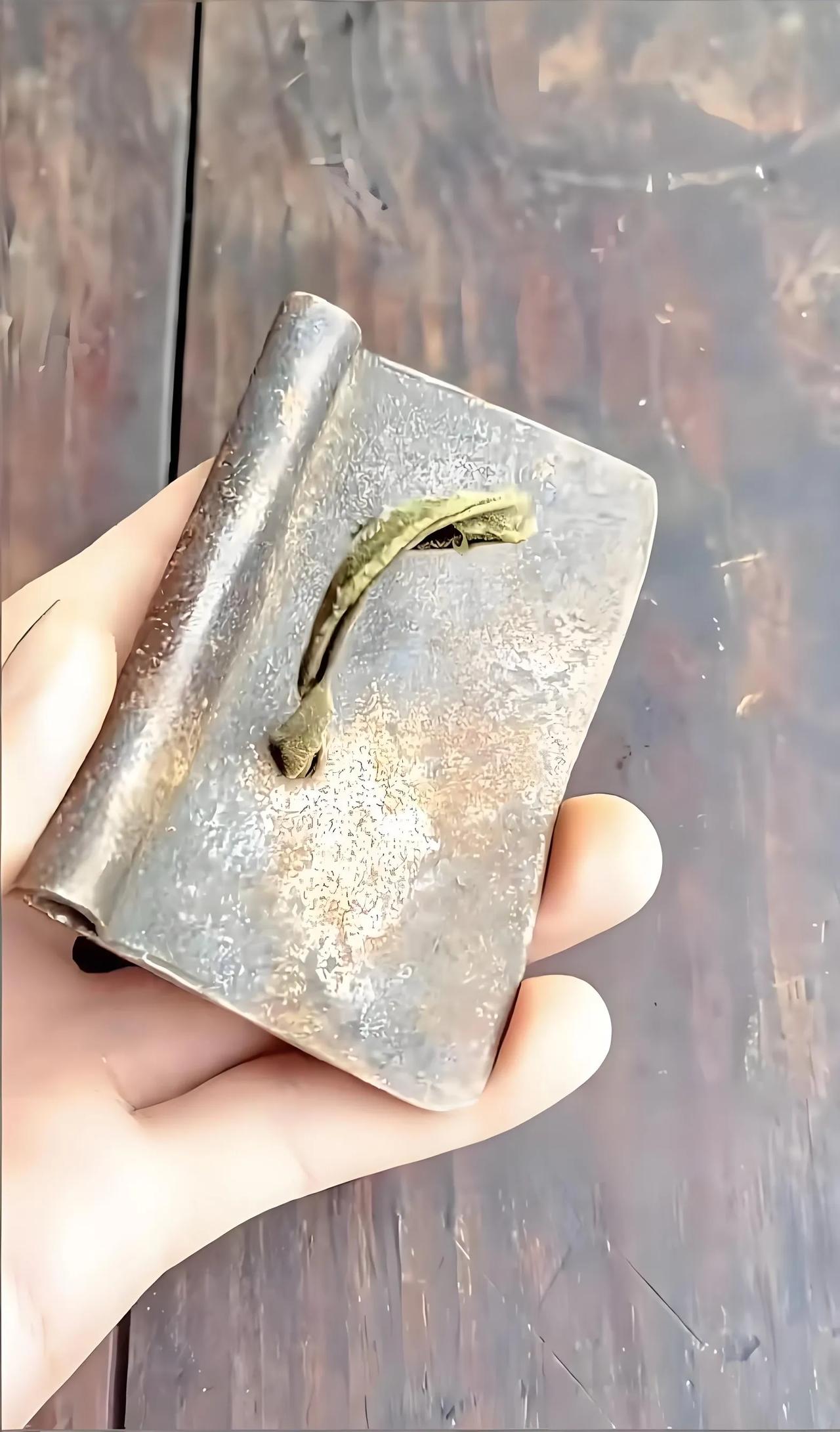 翻修老房子时发现的，问了很多人都说没见过！这是什么奇怪的老物件？