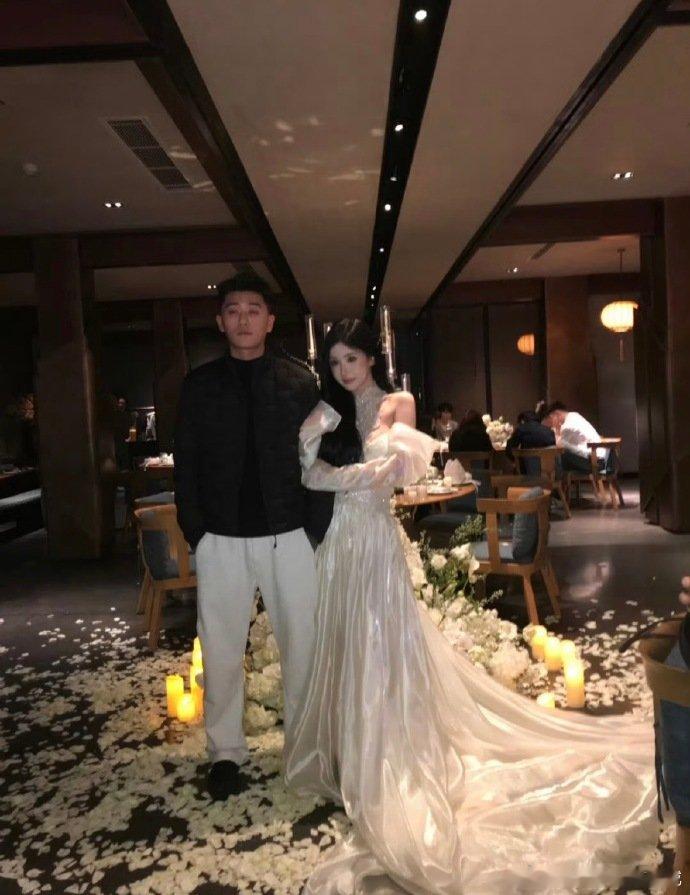 任权跟薛小婉道歉哭了 面对分开的结果任权选择诚恳认错，落泪之余向助理求证对错，满