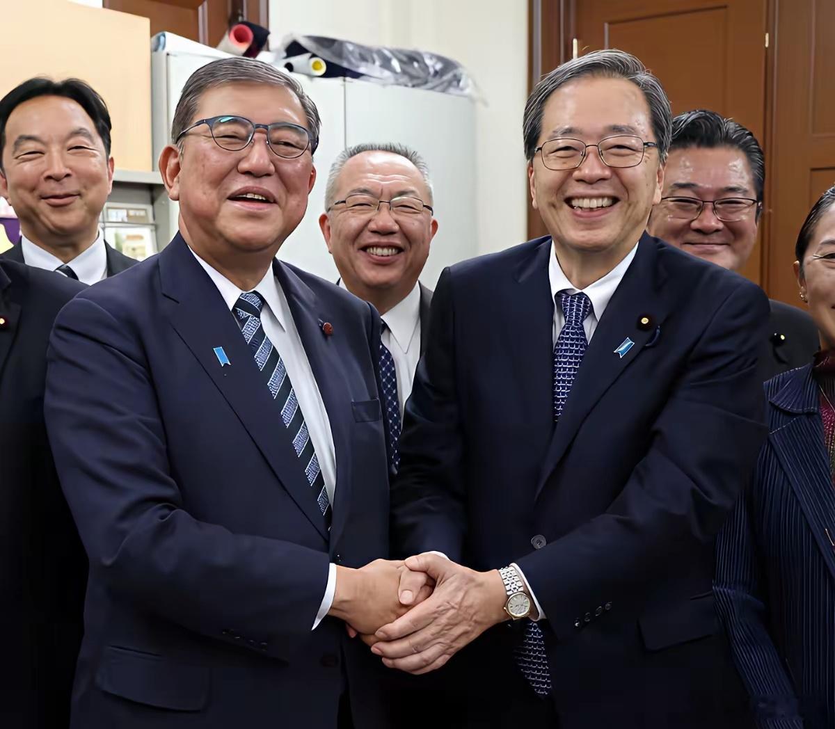 公明党魁祝贺石破茂。石破茂卸任首相职务，公明党退出执政联盟，双方心情都不错。 ​