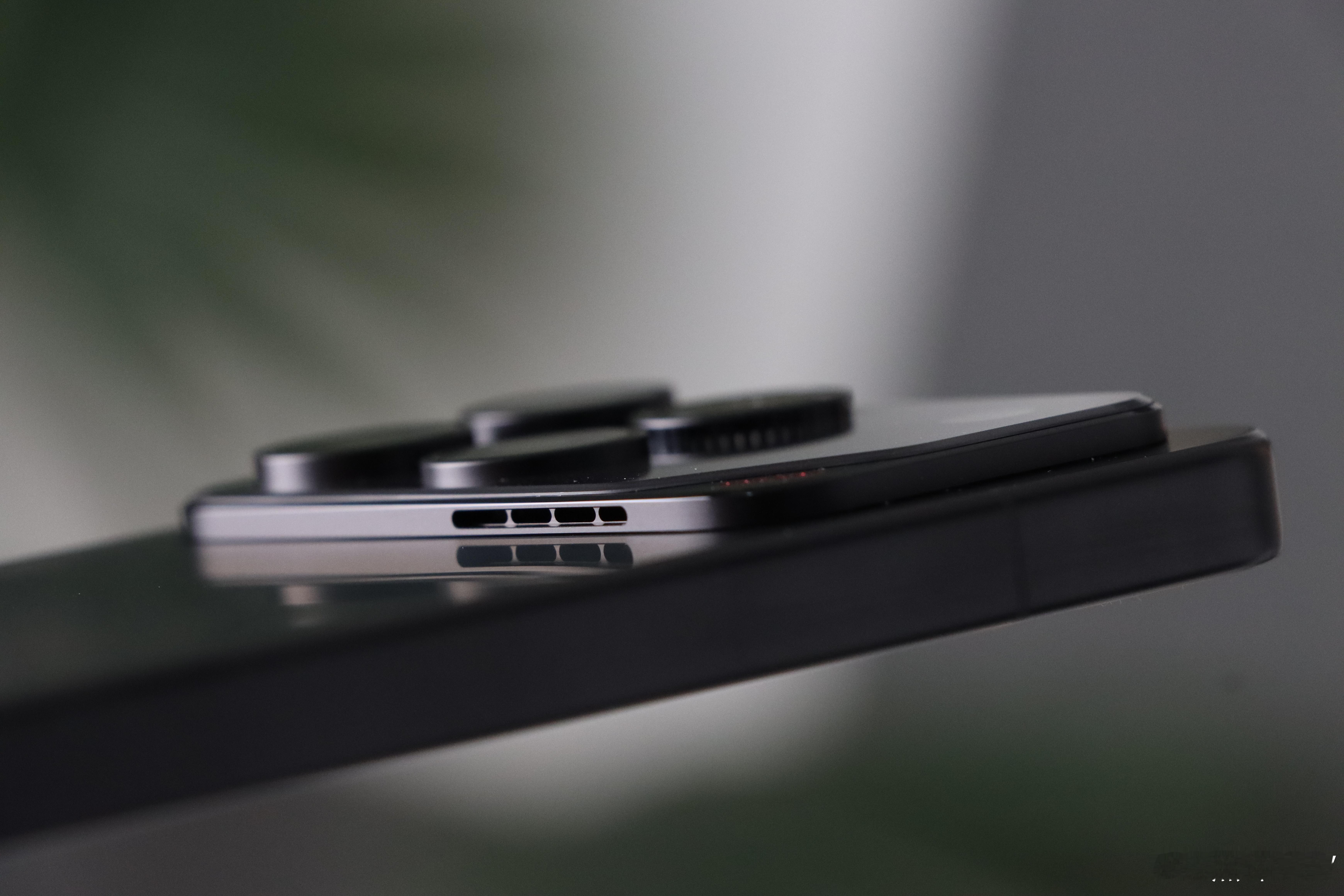 荣耀WIN的出风口特写东风涡轮散热，太强了，而且多种模式可调！ 