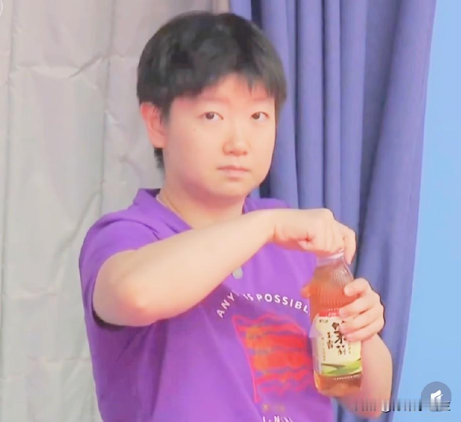 莎莎太可怕了！喝冰红茶，怎么还偷感十足？

莎莎看到身边没人，
赶快拧开冰红茶，