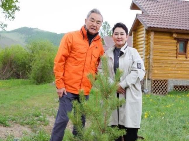 王毅外长访问蒙古国，与蒙古外长巴特蒙赫·巴特策策格的几张合影，引发蒙古民众感叹：