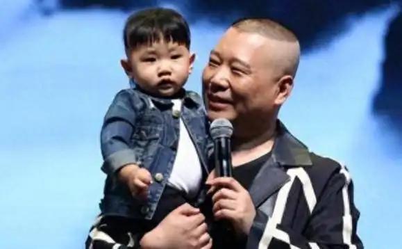 郭德纲多么疼爱小儿子，一个细节彻底曝光，郭汾阳才是心头肉。“疼小儿子宠大孙子”，